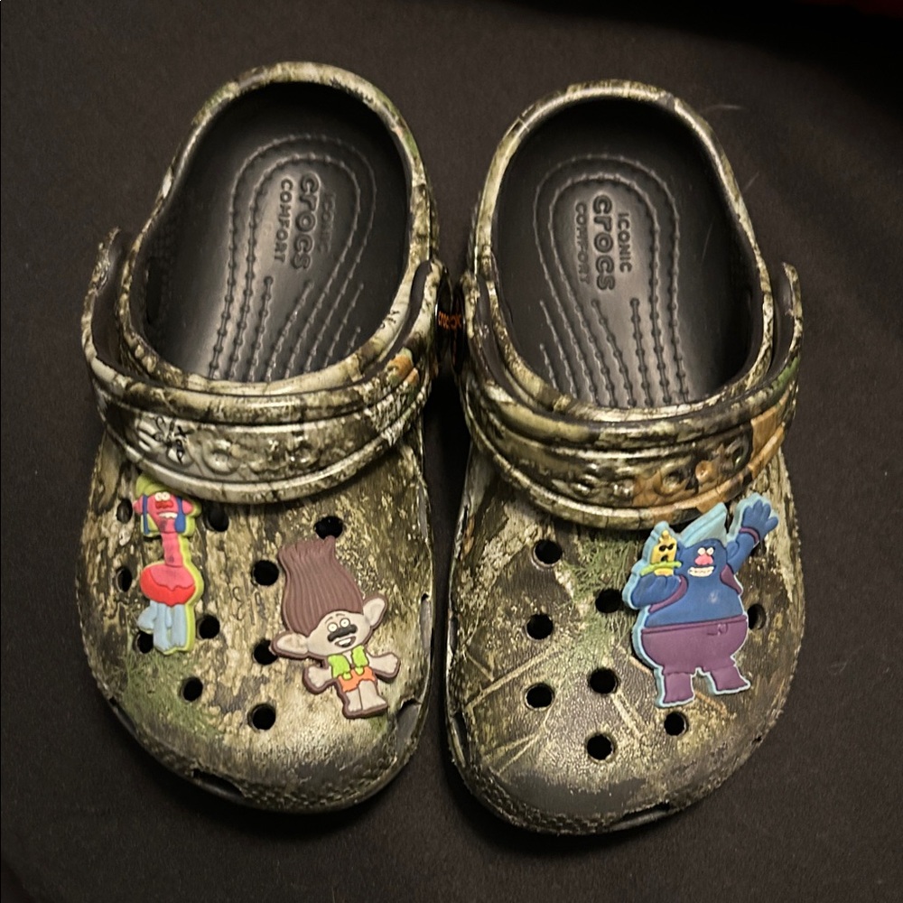 CROCS Camo Kids with Trollz Jibbitz